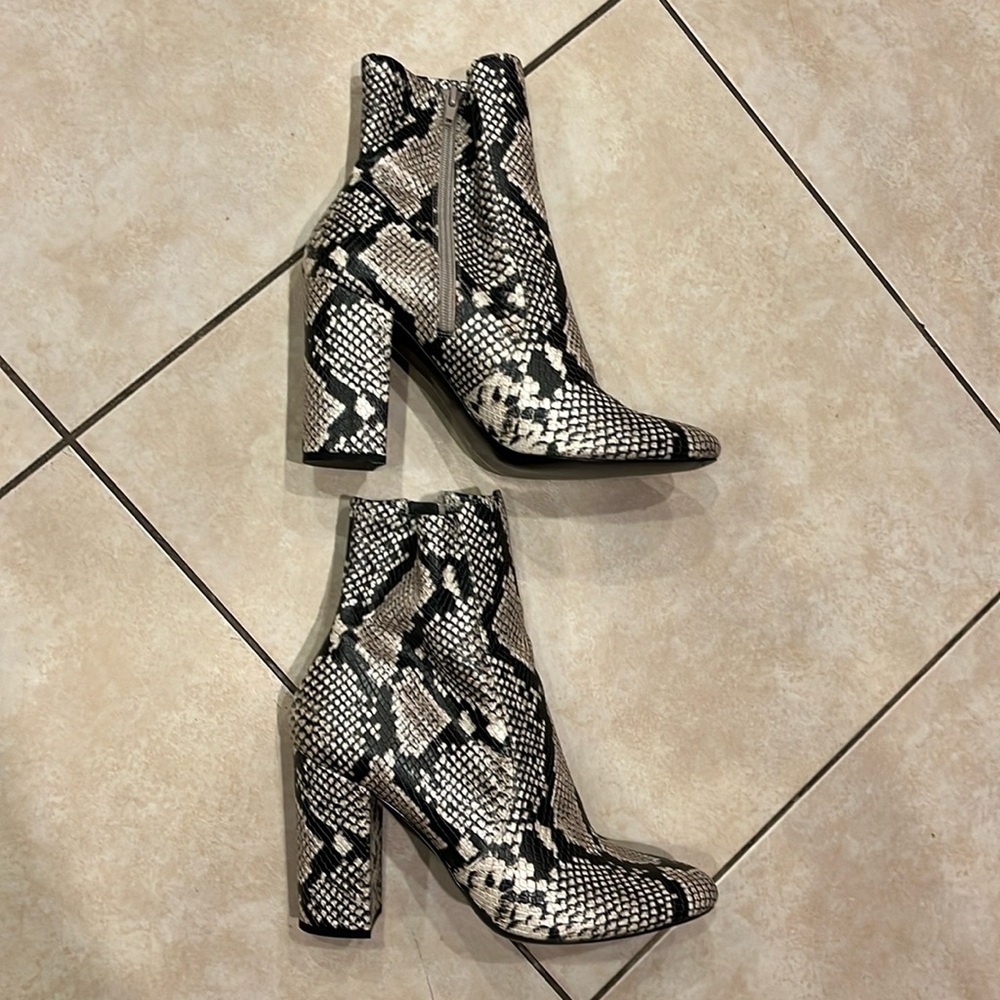Aldo boots snake skin pattern size 9 new without tags